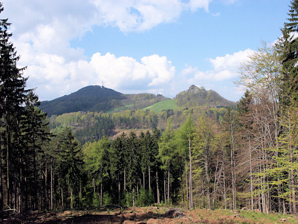 Pohled na Tolštejn a Jedlovou ze svahu Pěnkavčího vrchu.