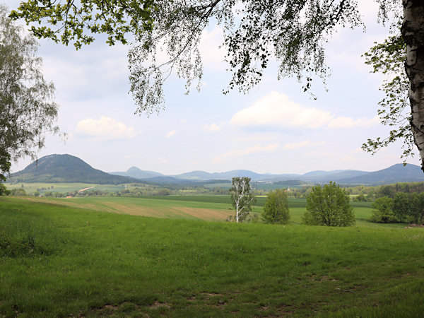 Blick vom Věneček (Kränzelberg) über Lindava (Lindenau) nach Ortel (Urteilsberg) und weiter entfernte Berge zwischen Klíč (Kleis) und Zelený vrch (Grünberg) bei Cvikov (Zwickau).