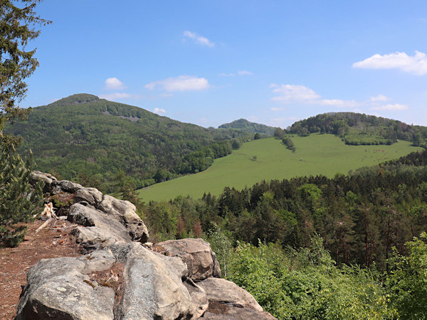 Ansicht auf den Studenec (Kaltenberg) mit Lipnický vrch (Himmertschberg) von Rolleberg bei Lipnice (Limpach).