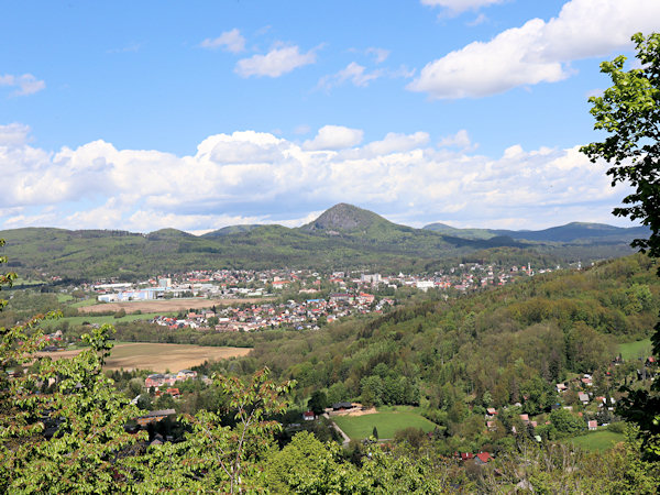 Pohled ze Skalického vrchu na Nový Bor s výraznou horou Klíč. Vpravo za Klíčem je nejvyšší hora Luž.