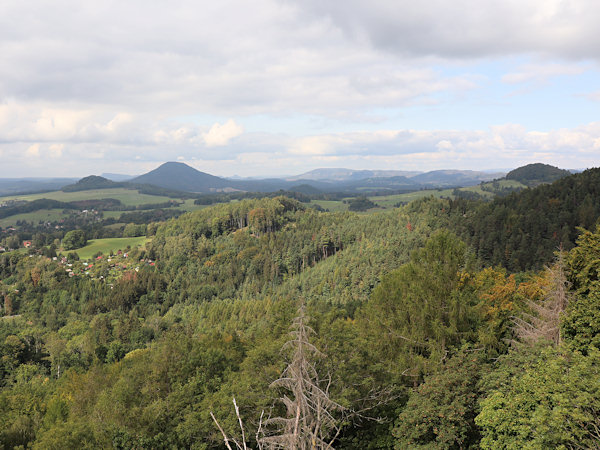 Pohled z Jehly u České Kamenice do krajiny Českosaského Švýcarska s výraznou kupou Růžovského vrchu.