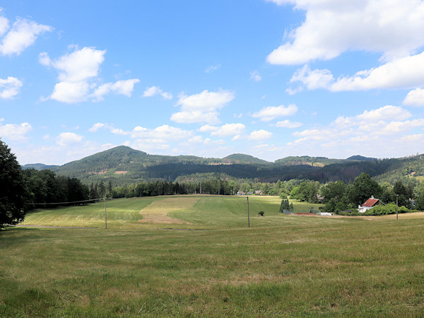 Pohled z pastvin u Kytlic přes údolí Kamenice na hřeben Javoru s Hřebcem.