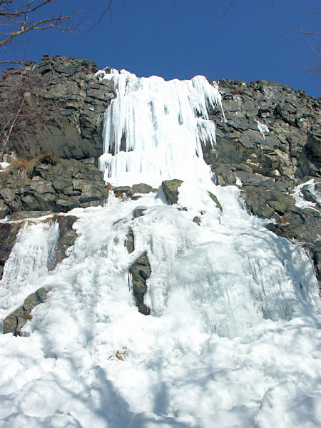 Ein grosser gefrorener Wasserfall am Klíč (Kleis).