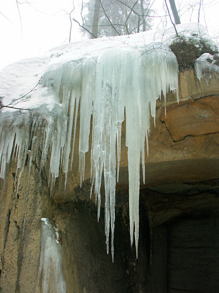 Eiszapfen in einem Steinbruch unter dem Šenovský vrch (Steinschönauer Berg).