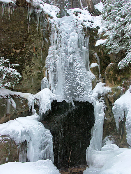 Ledový krunýř na vodopádu v údolí Lučního potoka.