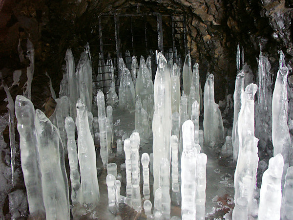 Ledová výzdoba v ústí štoly pod vrchem Kozlí.