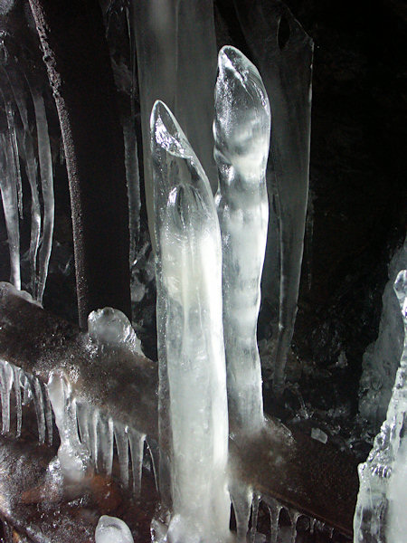Detail ledových rampouchů.