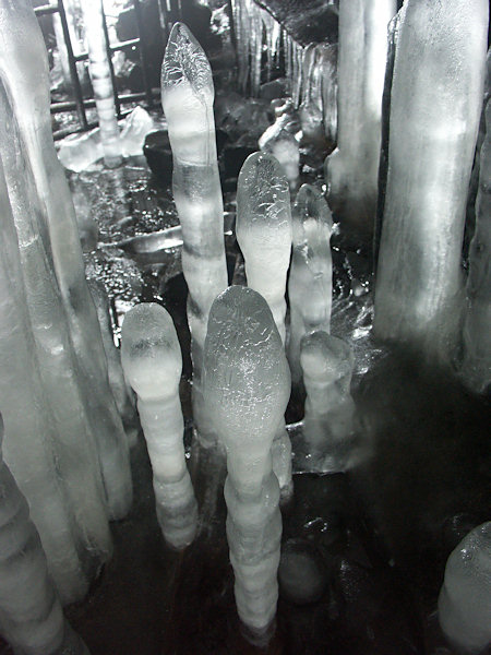 Detail ledových rampouchů.