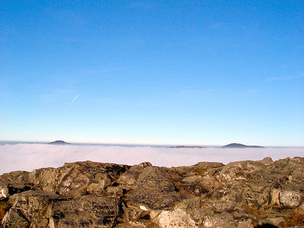 Blick vom Gipfel des Klíč nach Norden: die Oberfläche des Wolkenmeeres wird nur von den entfernten Gipfeln des Jedlová- und des Pěnkavčí vrch-Berges gestört.