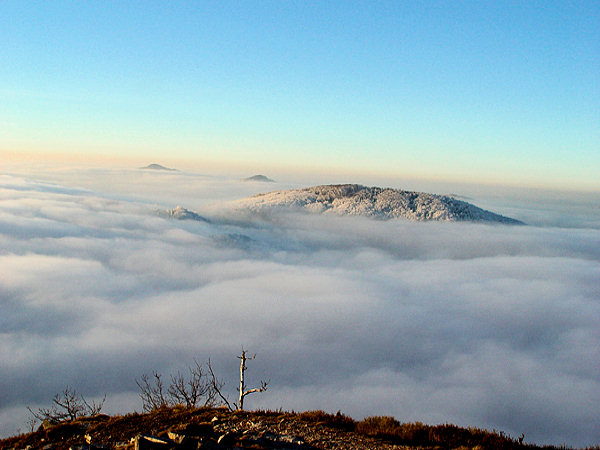 Nordwestlich vom Klíč ragt der Malý Buk und im Hintergrund hinter ihm der Javor und Studenec aus den Wolken.