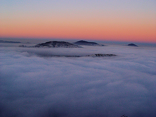 Poslední pohled k severu na vrcholy Velkého Buku, Pěnkavčího vrchu a Luže před soumrakem.