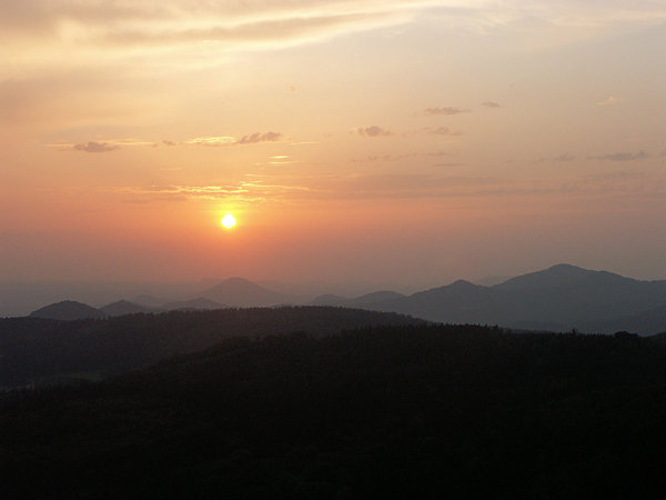 Sonnenuntergang auf dem Gipfel des Klíč (Kleis).
