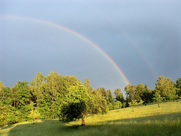 Abendlicher Regenbogen bei Rousínov (Morgentau).