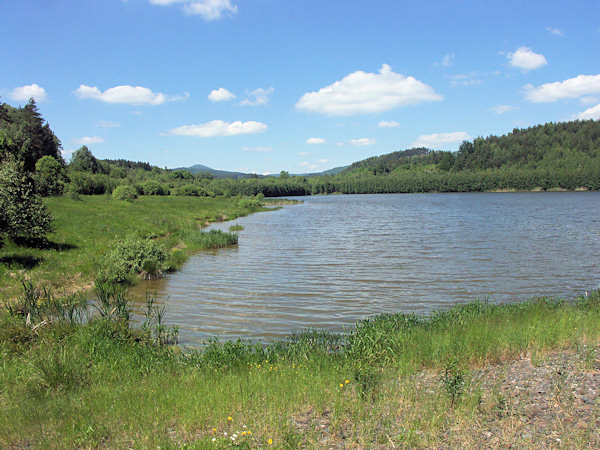 Horní Kunratický rybník (Oberer Kunnersdorfer Teich).