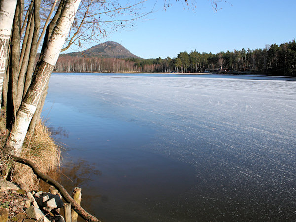 Der Radvanecký rybník (Brettteich, Schwalbensee) im Vorfrühling.