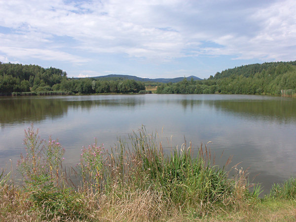 Blick von Damm auf den Dolní Kunratický rybník (Unterer Kunnersdorfer Teich).