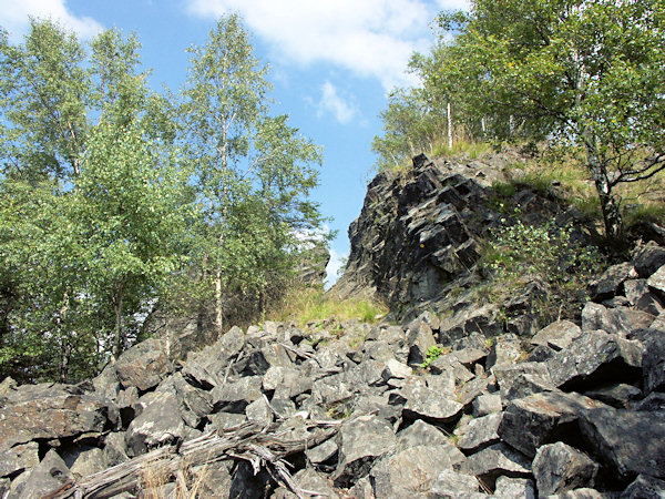 Auf dem Malý Stožec entstand eine bunte Mosaik bizarrer Felsen mit Schuttfeldern und Schuttwald.