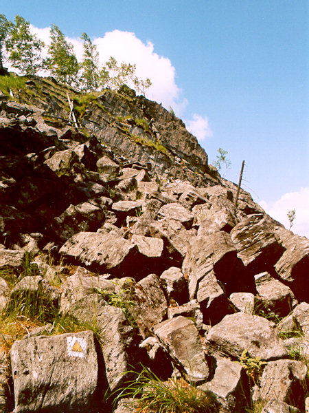 Der markierte Wanderweg auf den Gipfel des Malý Stožec führt über die Schuttfelder.