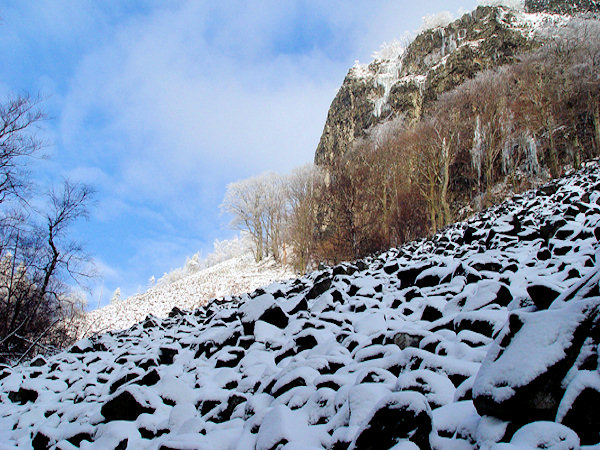Das frisch verschneite Schuttfeld auf dem Klíč weist einen besonderen Zauber auf.