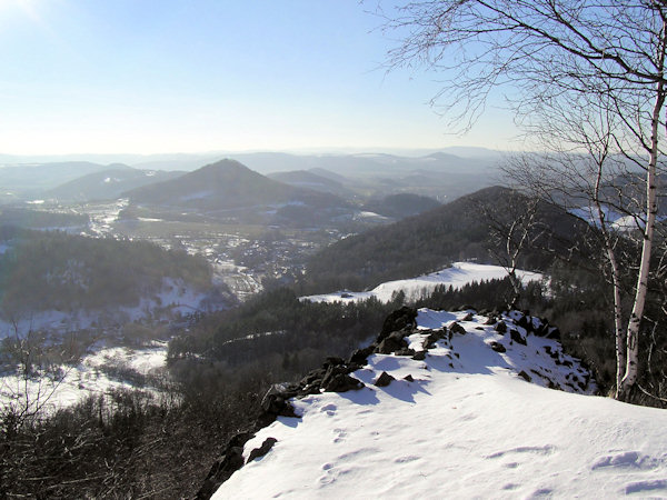 Aussicht vom Střední vrch (Mitterberg) in die Umgebung von Česká Kamenice (Böhmisch Kamnitz) Im Vordergrund links ist der Břidličný vrch (Schieferberg) und links von ihm der auffallende Kegel des Zámecký vrch (Schlossberg).