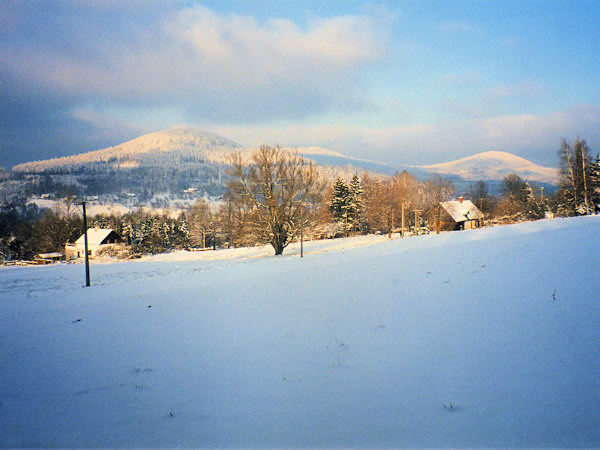 Blick von Kytlice (Kittlitz) über das Tal der Kamenice (Kamnitzbach) auf den Sokol (Hachelsberg) und den Srní hora (Mittelberg).