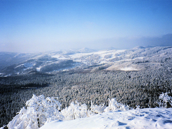 Ausblick vom Gipfel des Klíč (Kleis) auf die Umgebung von Polevsko (Blottendorf).