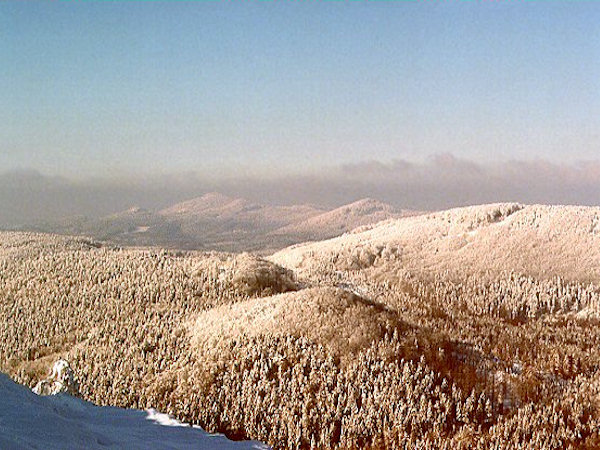 Aussicht vom Klíč (Kleis) über den Medvědí vrch (Baarhübel) auf die Berge um den Studenec (Kaltenberg).