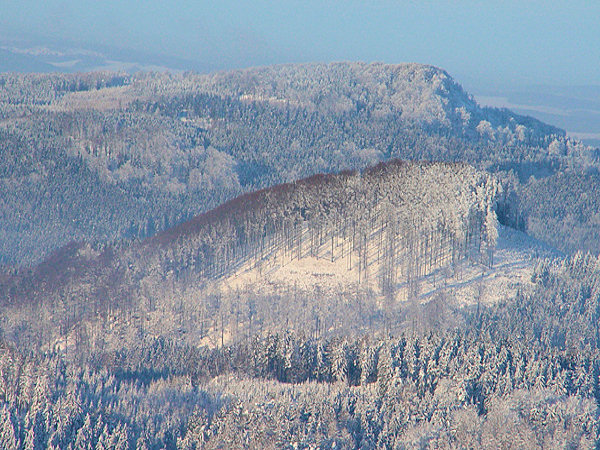 Aussicht vom Klíč (Kleis) auf den Popelová hora (Aschberg) und den Velká Tisová (Grossen Eibenberg) im Hintergrund.