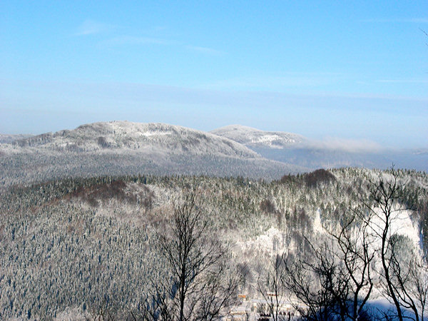 Aussicht vom Klíč (Kleis) über den Gipfel des Rousínovský vrch (Hammrichberg) auf den Velký Buk (Grosser Buchberg) und der weiter entfernten Pěnkavčí vrch (Finkenkoppe).