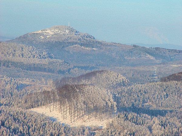 Blick vom Klíč (Kleis) auf den Jedlová (Tannenberg) Im Vordergrund zwei Hügel zwischen dem Velký Buk und Malý Buk (Grosser Buchberg und Kleiner Buchberg).