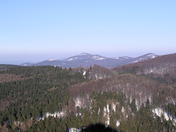 Aussicht vom Klíč (Kleis) über den Medvědí vrch (Baarhübel) nach Nordwesten. Links ist der spitzige Zlatý vrch (Goldberg), in der Mitte der höchste Gipfel ist der Studenec (Kaltenberg), rechts vor ihm der Javorek (Kleiner Ahrenberg), weiter der niedrige Černý vrch (Schwarzer Berg) und der teilweise hinter dem Hange des Malý Buk (Kleiner Buchberg) verdeckte auffällige Javor (Grosser Ahrenberg).