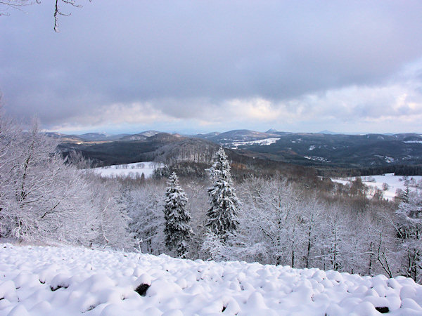 Winterliche Aussicht von Studenec (Kaltenberg) nach Südosten.