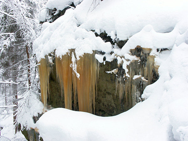 Eis-Wasserfall an der Soví jeskyně.