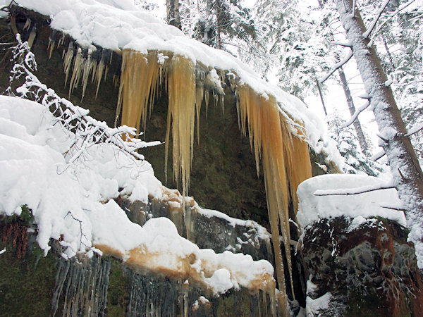 Eis-Wasserfall an der Soví jeskyně.