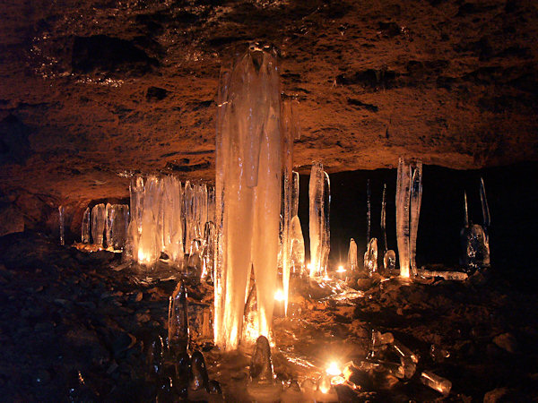 Eisschmuck in der Jeskyně víl (Elfenhöhle).
