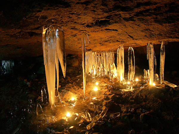 Eisschmuck in der Jeskyně víl (Elfenhöhle).