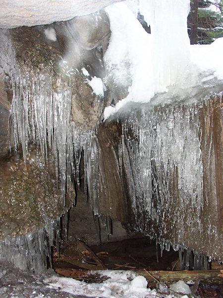 Eiszapfen am Eingange in die Jeskyně víl (Elfenhöhle).