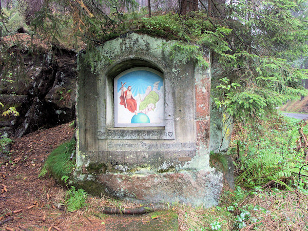 Weidlichova kaple Nejsvětější Trojice u silnice z Chřibské do Rynartic.