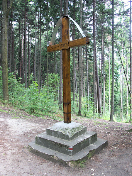 Dřevěný kříž v sedle poblíž vyhlídky Na Stráži.