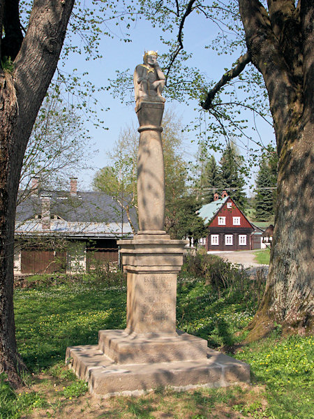 Säule mit der Statue Ecce Homo in oberen Teil des Krompach (Krombach).