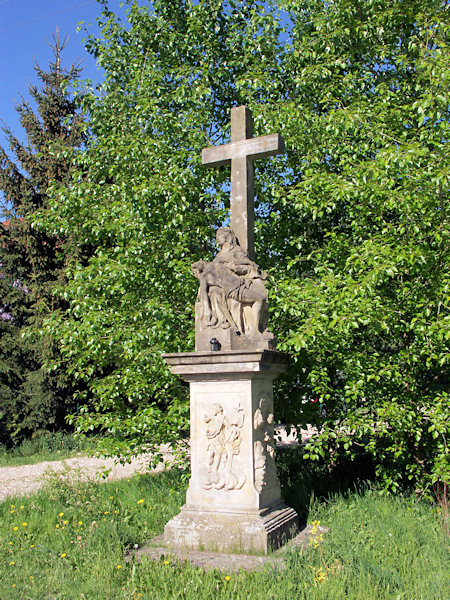 Kamenná Pieta za nádražím v Rynolticích.