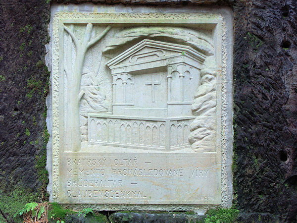 Pamětní deska u Bratrského oltáře pod Jehlou.