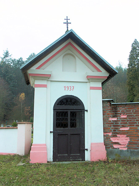 Kaplička u hřbitova ve Velenicích.