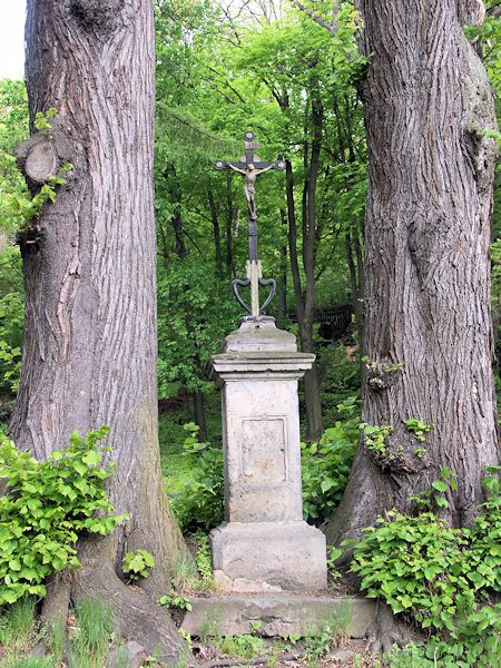 Kreuz an Rande von Česká Kamenice (Böhmisch Kamnitz) unte dem Jehla- (Nolde-) Felsen.