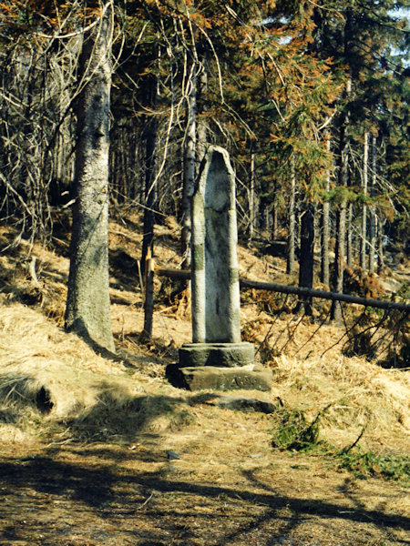 Torso einer ehemaligen Třípanský sloup (Dreiherrensäule) unterhalb des Konopáč (Hanfkuchen) im Jahr 1996.