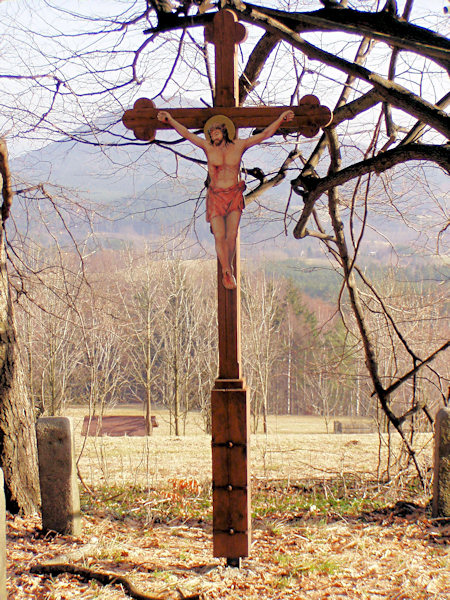 Dřevěný kříž na Knesplově vrchu nad Trávníkem.