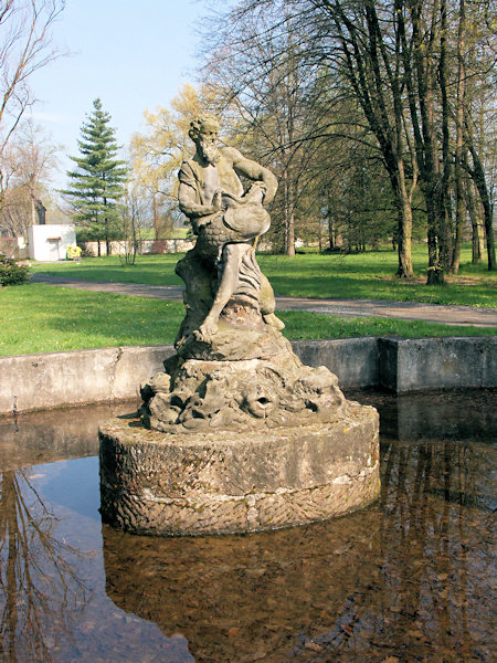 Brunnen mit Neptunstatue im Park der Schlosses in Sloup (Bürgstein).