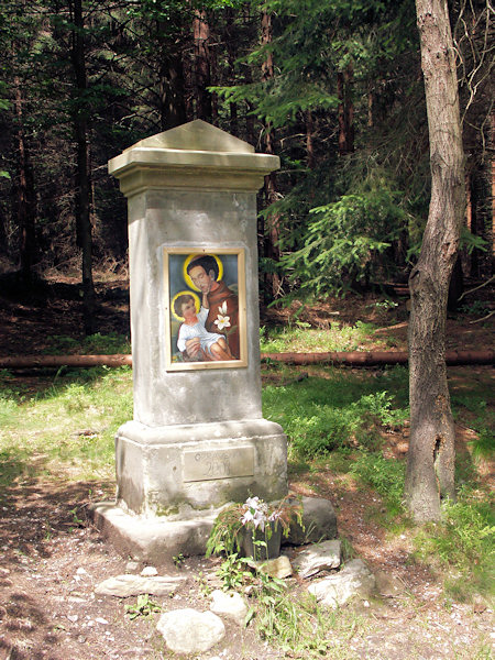 Obrázek sv. Antonína na lesním rozcestí u Svoru.