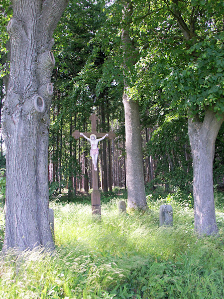Dřevěný kříž nad Trávníkem.