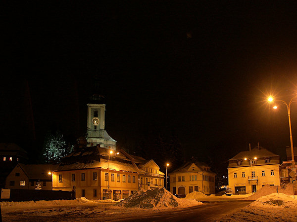 Der Marktplatz mit der Kirche der hl. Maria Magdalena.